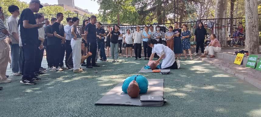 雁塔校區(qū)操場一角：直屬部門、離退休工會工作人員