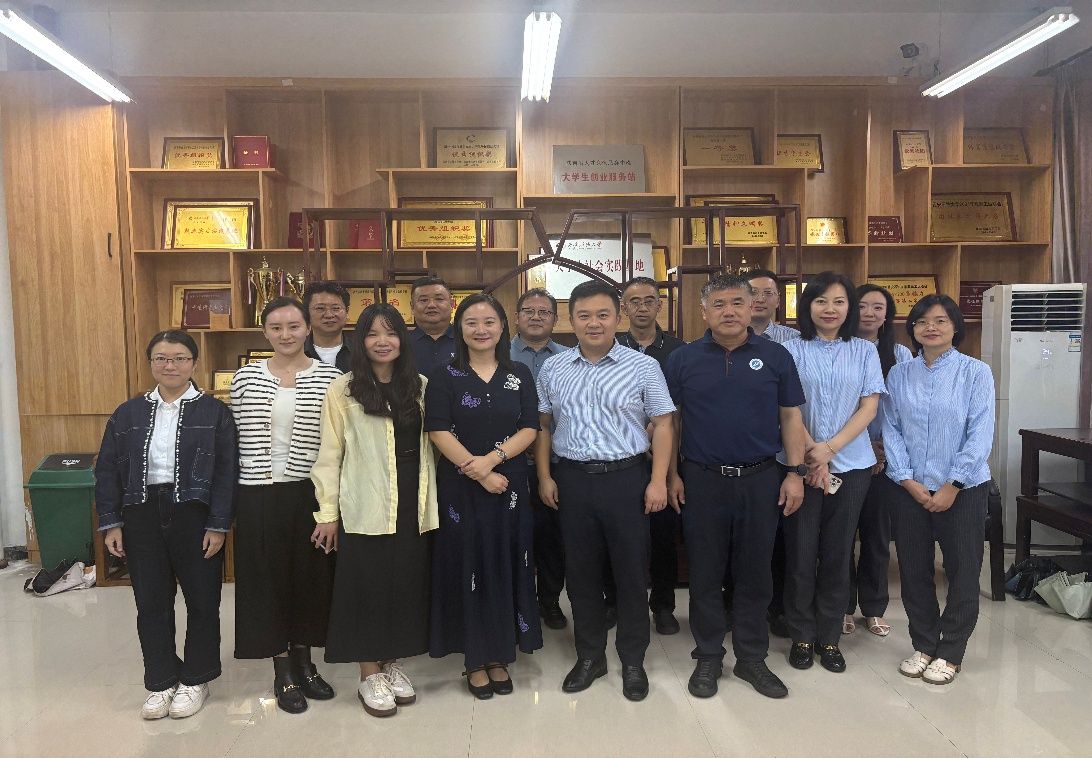 一群人站在室內合影AI 生成的內容可能不正確。