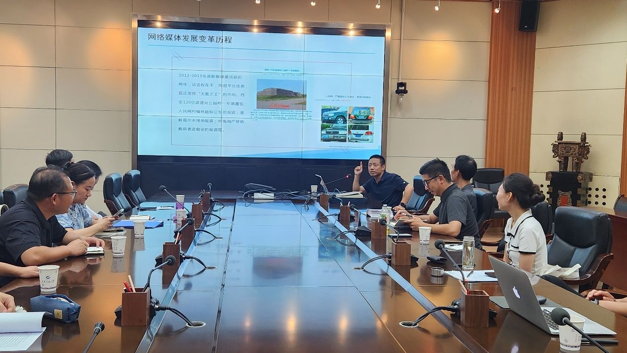 圖片包含 室內(nèi), 桌子, 男人, 柜臺(tái)AI 生成的內(nèi)容可能不正確。