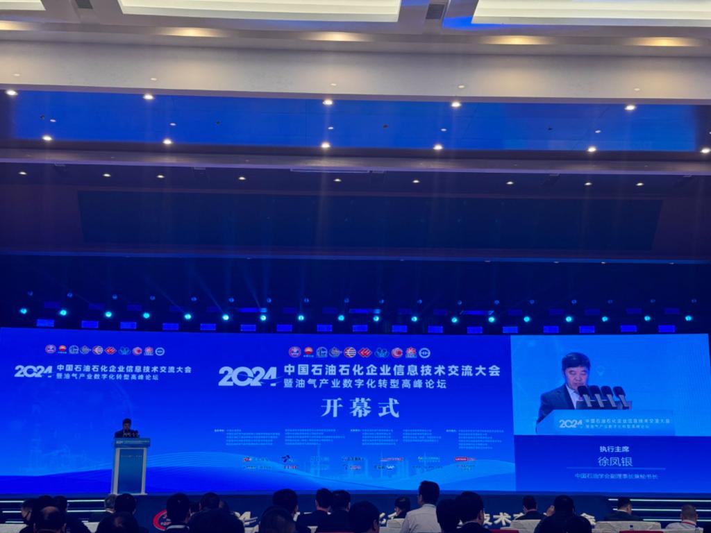 圖片包含 室內(nèi), 飛機(jī)場(chǎng), 大, 藍(lán)色描述已自動(dòng)生成